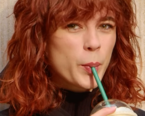 Anna pije frappuccino